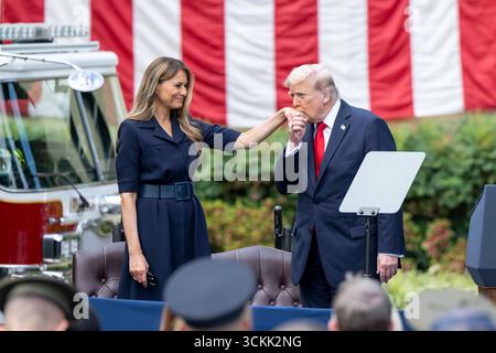 Arlington, Usa. September 2025. US-Präsident Donald Trump, rechts, küsst die Hand von First Lady Melania Trump, links, während der Gedenkfeier zum 24. Jahrestag der Terroranschläge vom 11. September 2025 im Pentagon in Arlington, Virginia. Gutschrift: SSgt. Madelyn Keech/DOD Photo/Alamy Live News Stockfoto