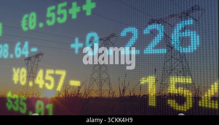 Drei Stahlmasten stehen bei Sonnenuntergang auf dem ländlichen Feld, mit Überlagerung digitaler Marktdaten Stockfoto