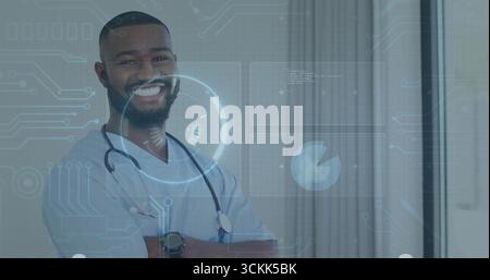 Lächelnder Arzt mit Stethoskop und Smartwatch, stehend in der Klinik mit Datenüberlagerung, Kopierraum Stockfoto