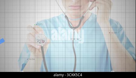 Der Arzt, der das Stethoskop in Richtung des Betrachters im Untersuchungsraum hält, wird mit Datenraster überlagert Stockfoto