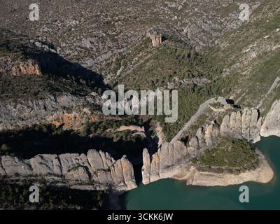 Aus der Vogelperspektive auf die Finestres (Finestras Wall) in der Nähe des unbewohnten Dorfes Finestras in der Region Ribagorza. Canelles Reservoir. Provinz Hue Stockfoto
