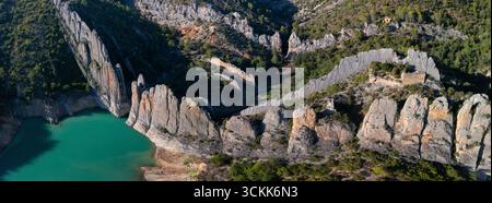 Aus der Vogelperspektive auf die Finestres (Finestras Wall) in der Nähe des unbewohnten Dorfes Finestras in der Region Ribagorza. Canelles Reservoir. Provinz Hue Stockfoto
