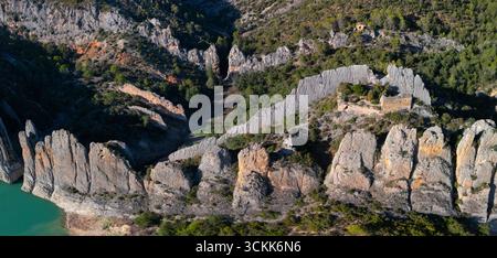 Aus der Vogelperspektive auf die Finestres (Finestras Wall) in der Nähe des unbewohnten Dorfes Finestras in der Region Ribagorza. Canelles Reservoir. Provinz Hue Stockfoto