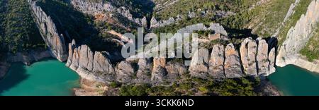 Aus der Vogelperspektive auf die Finestres (Finestras Wall) in der Nähe des unbewohnten Dorfes Finestras in der Region Ribagorza. Canelles Reservoir. Provinz Hue Stockfoto