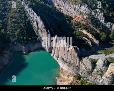 Aus der Vogelperspektive auf die Finestres (Finestras Wall) in der Nähe des unbewohnten Dorfes Finestras in der Region Ribagorza. Canelles Reservoir. Provinz Hue Stockfoto
