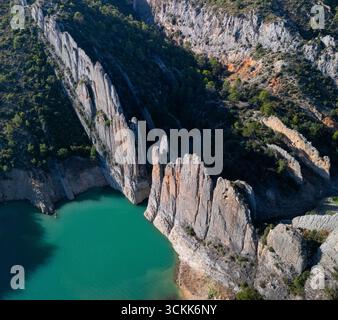 Aus der Vogelperspektive auf die Finestres (Finestras Wall) in der Nähe des unbewohnten Dorfes Finestras in der Region Ribagorza. Canelles Reservoir. Provinz Hue Stockfoto