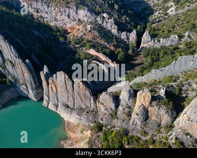 Aus der Vogelperspektive auf die Finestres (Finestras Wall) in der Nähe des unbewohnten Dorfes Finestras in der Region Ribagorza. Canelles Reservoir. Provinz Hue Stockfoto