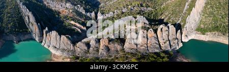 Aus der Vogelperspektive auf die Finestres (Finestras Wall) in der Nähe des unbewohnten Dorfes Finestras in der Region Ribagorza. Canelles Reservoir. Provinz Hue Stockfoto
