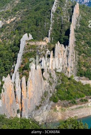 Aus der Vogelperspektive auf die Finestres (Finestras Wall) in der Nähe des unbewohnten Dorfes Finestras in der Region Ribagorza. Canelles Reservoir. Provinz Hue Stockfoto