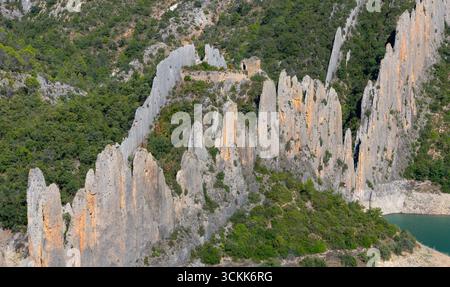 Aus der Vogelperspektive auf die Finestres (Finestras Wall) in der Nähe des unbewohnten Dorfes Finestras in der Region Ribagorza. Canelles Reservoir. Provinz Hue Stockfoto