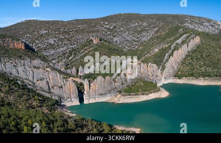 Aus der Vogelperspektive auf die Finestres (Finestras Wall) in der Nähe des unbewohnten Dorfes Finestras in der Region Ribagorza. Canelles Reservoir. Provinz Hue Stockfoto