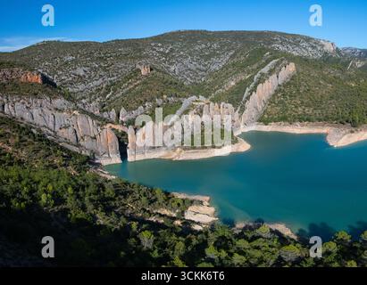 Aus der Vogelperspektive auf die Finestres (Finestras Wall) in der Nähe des unbewohnten Dorfes Finestras in der Region Ribagorza. Canelles Reservoir. Provinz Hue Stockfoto
