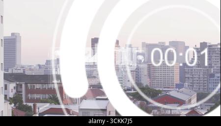 Halbtransparente Countdown-Grafik mit 00:01 über der Skyline bei Sonnenaufgang und Dächern Stockfoto