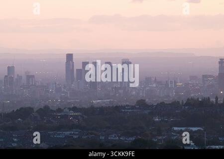 Ein Blick auf die Skyline von Manchester City Centre, von den Hügeln im Norden des größeren Ballungsgebiets. Stockfoto