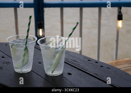 Gin und Tonic am Fluss Stockfoto