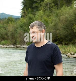 Porträt eines gutaussehenden starken europäischen Mannes in der Natur. Stockfoto