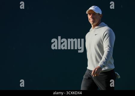 Wentworth Club, London, Großbritannien. September 2025. Die BMW PGA Championship Runde 2; Rory McIlroy aus Nordirland wird den Fans auf dem 1. Tee Credit: Action Plus Sports/Alamy Live News vorgestellt Stockfoto