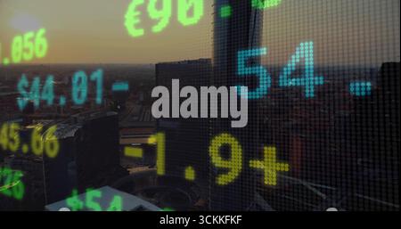 Transparente Überlagerung mit Bestandszahlen über der Skyline des Hochhauses in der Dämmerung, Finanzdaten Stockfoto