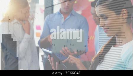 Mit Tablettenstift, Frau, die Daten im Besprechungsbereich des Büros analysiert, mit Diagrammen auf Glas, Kopierraum Stockfoto