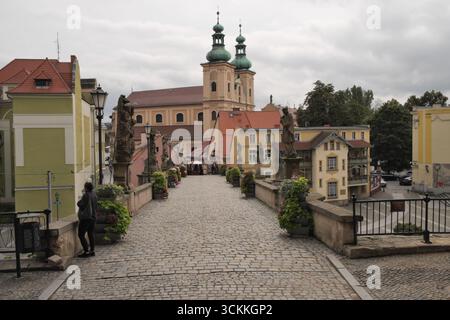 Marienkirche über der gotischen Johannisbrücke in Klodzko, Schlesien, Polen. Stockfoto