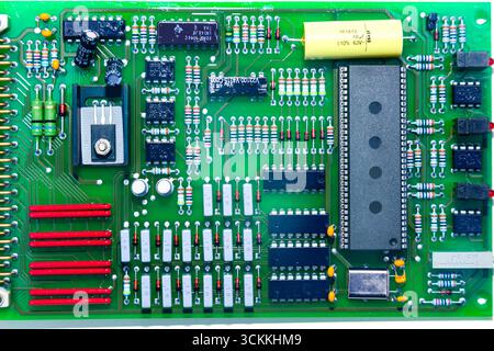 Computerplatine mit gelöteten Chips und Halbleitern, Nahaufnahme. Stockfoto