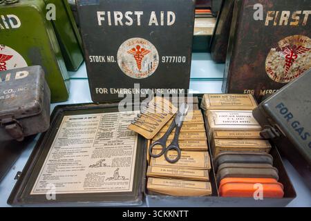 WW2 amerikanische erste-Hilfe-Kits mit Verbänden, Verbänden und Sicherheitsnadeln in Metallkisten der US-Armee, die während des Zweiten Weltkriegs verwendet wurden Stockfoto
