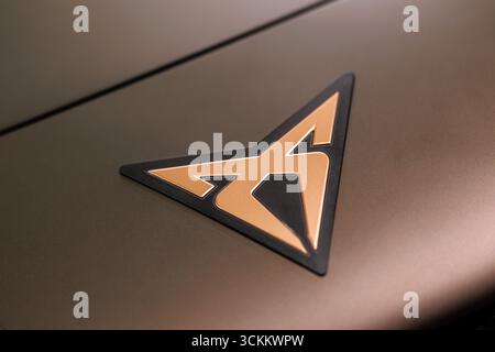 11. September 2025, Bayern, München: Das Markenlogo (Logo, Symbol, Emblem, Herstellerlogo) der Marke Cupra ist am Stand des Unternehmens auf der Open Space der IAA (IAA Mobility, International Motor Show) in München (Bayern) am 11. September 2025 zu sehen. Seat Cupra S.A.U. ist eine Tochtergesellschaft des Automobilherstellers Seat, der zum Volkswagen Konzern und damit eine Tochtergesellschaft der Muttergesellschaft Volkswagen AG gehört. (Symbolbild, Symbolfoto, Illustration, symbolisches Foto, illustratives Foto, Themenbild, allgemeines Bild, Themenfoto) Foto: Matthi Stockfoto