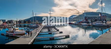 Tromsø, die arktische Hauptstadt, liegt auf einer kleinen Insel 350 Kilometer nördlich des Polarkreises und ist die größte Stadt in Nordnorwegen Stockfoto