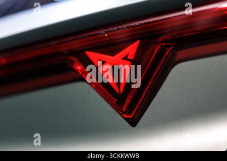 11. September 2025, Bayern, München: Das Markenlogo (Logo, Symbol, Emblem, Herstellerlogo) der Marke Cupra ist am Stand des Unternehmens auf der Open Space der IAA (IAA Mobility, International Motor Show) in München (Bayern) am 11. September 2025 zu sehen. Seat Cupra S.A.U. ist eine Tochtergesellschaft des Automobilherstellers Seat, der zum Volkswagen Konzern und damit eine Tochtergesellschaft der Muttergesellschaft Volkswagen AG gehört. (Symbolbild, Symbolfoto, Illustration, symbolisches Foto, illustratives Foto, Themenbild, allgemeines Bild, Themenfoto) Foto: Matthi Stockfoto