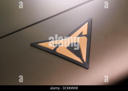 11. September 2025, Bayern, München: Das Markenlogo (Logo, Symbol, Emblem, Herstellerlogo) der Marke Cupra ist am Stand des Unternehmens auf der Open Space der IAA (IAA Mobility, International Motor Show) in München (Bayern) am 11. September 2025 zu sehen. Seat Cupra S.A.U. ist eine Tochtergesellschaft des Automobilherstellers Seat, der zum Volkswagen Konzern und damit eine Tochtergesellschaft der Muttergesellschaft Volkswagen AG gehört. (Symbolbild, Symbolfoto, Illustration, symbolisches Foto, illustratives Foto, Themenbild, allgemeines Bild, Themenfoto) Foto: Matthi Stockfoto