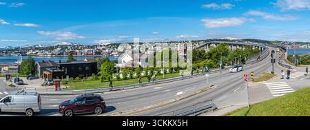 Tromsø, die arktische Hauptstadt, liegt auf einer kleinen Insel 350 Kilometer nördlich des Polarkreises und ist die größte Stadt in Nordnorwegen Stockfoto