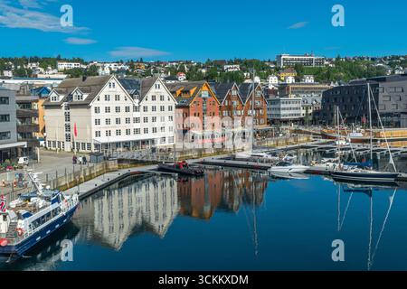 Tromsø, die arktische Hauptstadt, liegt auf einer kleinen Insel 350 Kilometer nördlich des Polarkreises und ist die größte Stadt in Nordnorwegen Stockfoto