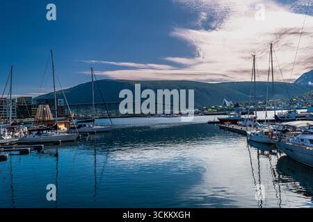 Tromsø, die arktische Hauptstadt, liegt auf einer kleinen Insel 350 Kilometer nördlich des Polarkreises und ist die größte Stadt in Nordnorwegen Stockfoto