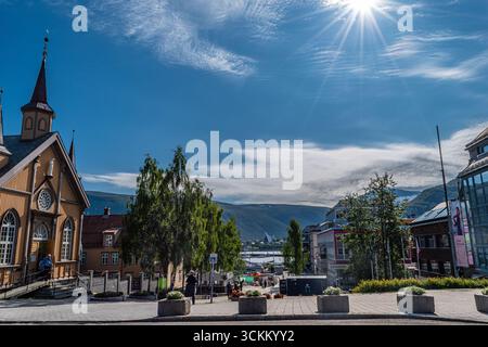 Tromsø, die arktische Hauptstadt, liegt auf einer kleinen Insel 350 Kilometer nördlich des Polarkreises und ist die größte Stadt in Nordnorwegen Stockfoto