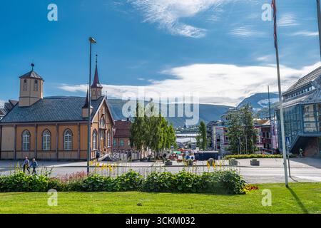 Tromsø, die arktische Hauptstadt, liegt auf einer kleinen Insel 350 Kilometer nördlich des Polarkreises und ist die größte Stadt in Nordnorwegen Stockfoto