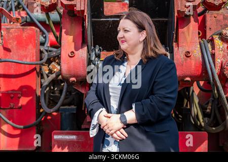 Porträt von Kirsty McNeill (schottischer Labour-Abgeordneter), mit Grabmaschine, National Mining Museum, Newtongrange, Midlothian, Schottland, Großbritannien Stockfoto