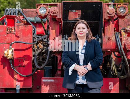 Porträt von Kirsty McNeill (schottischer Labour-Abgeordneter), mit Grabmaschine, National Mining Museum, Newtongrange, Midlothian, Schottland, Großbritannien Stockfoto