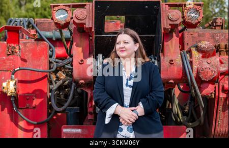 Porträt von Kirsty McNeill (schottischer Labour-Abgeordneter), mit Grabmaschine, National Mining Museum, Newtongrange, Midlothian, Schottland, Großbritannien Stockfoto