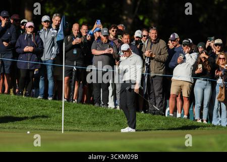 Wentworth Club, London, Großbritannien. September 2025. Die BMW PGA Championship Runde 2; Rory McIlroy aus Nordirland reagiert auf das 1. Loch Credit: Action Plus Sports/Alamy Live News Stockfoto