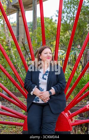 Porträt von Kirsty McNeill (schottischer Labour-Abgeordneter) mit Industrierad, National Mining Museum, Newtongrange, Midlothian, Schottland, UK Stockfoto