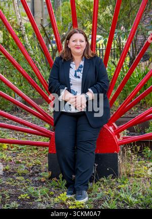 Porträt von Kirsty McNeill (schottischer Labour-Abgeordneter) mit Industrierad, National Mining Museum, Newtongrange, Midlothian, Schottland, UK Stockfoto