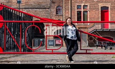 Porträt von Kirsty McNeill (schottischer Labour-Abgeordneter) am Eingang der NCB, National Mining Museum, Newtongrange, Midlothian, Schottland UK Stockfoto