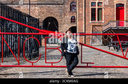 Porträt von Kirsty McNeill (schottischer Labour-Abgeordneter) am Eingang der NCB, National Mining Museum, Newtongrange, Midlothian, Schottland UK Stockfoto