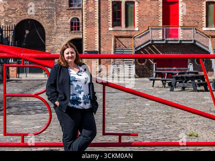 Porträt von Kirsty McNeill (schottischer Labour-Abgeordneter) am Eingang der NCB, National Mining Museum, Newtongrange, Midlothian, Schottland UK Stockfoto