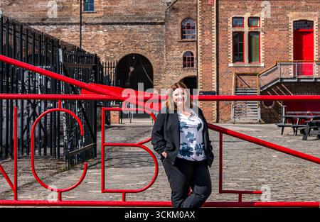 Porträt von Kirsty McNeill (schottischer Labour-Abgeordneter) am Eingang der NCB, National Mining Museum, Newtongrange, Midlothian, Schottland UK Stockfoto