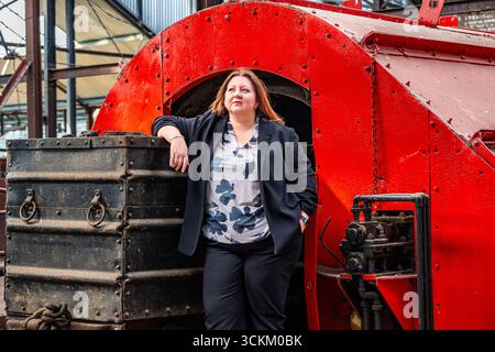 Porträt von Kirsty McNeill (schottischer Parlamentsabgeordneter) mit Kohlewagen oder -Wagen, National Mining Museum, Newtongrange, Midlothian, Schottland, UK Stockfoto