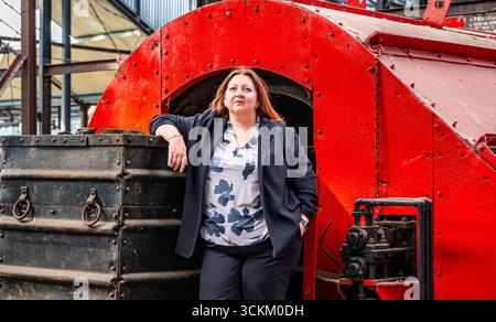 Porträt von Kirsty McNeill (schottischer Parlamentsabgeordneter) mit Kohlewagen oder -Wagen, National Mining Museum, Newtongrange, Midlothian, Schottland, UK Stockfoto