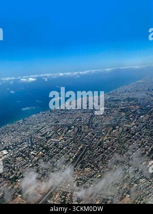 Israel - atemberaubende Luftaufnahme von Israel mit Küstenlinie, Stadtbild und Mittelmeer vom Flugzeug aus. Die Zersiedelung der Stadt trifft auf den Horizont des Ozeans unter sanften Bedingungen Stockfoto