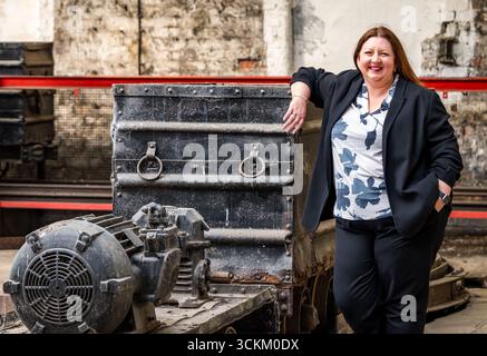 Porträt von Kirsty McNeill (schottischer Parlamentsabgeordneter) mit Kohlewagen oder -Wagen, National Mining Museum, Newtongrange, Midlothian, Schottland, UK Stockfoto