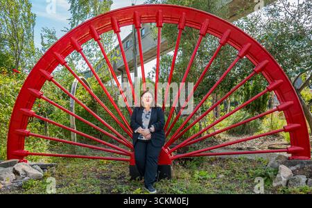 Porträt von Kirsty McNeill (schottischer Labour-Abgeordneter) mit Industrierad, National Mining Museum, Newtongrange, Midlothian, Schottland, UK Stockfoto